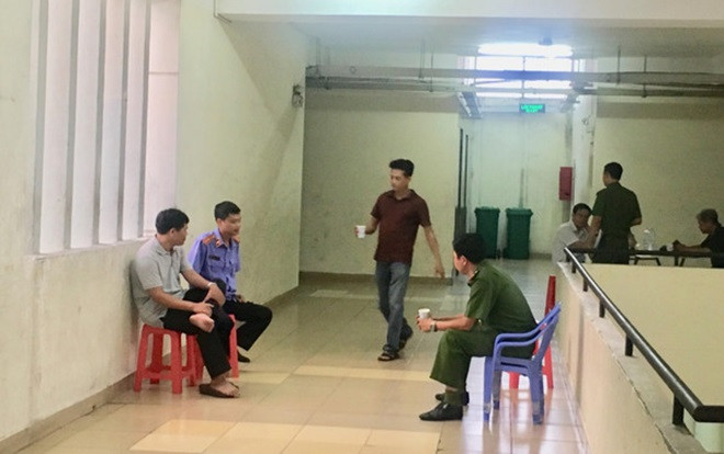 Hoảng hồn phát hiện thi thể người đàn ông bốc mùi trong nhà vệ sinh ở chung cư Ảnh 2