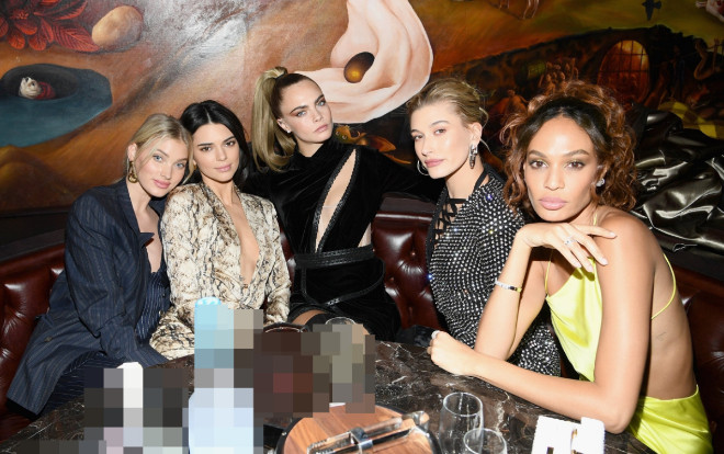 Kendall Jenner, Hailey Bieber thả rông vòng 1 trở thành tâm điểm của sự kiện Ảnh 2