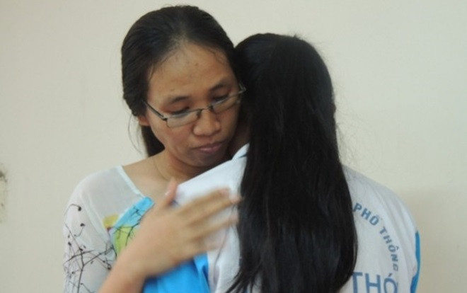 HOT: Cô giáo 'im như thóc' 3 tháng không giảng bài tiếp tục bị đình chỉ vì ném vở, bài kiểm tra của học sinh Ảnh 2