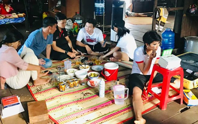 Giản dị như H’Hen Niê: Ngồi bệt giữa nhà, dùng ghế làm giá đỡ gương tự ‘hoạ mặt’ cho mình Ảnh 2