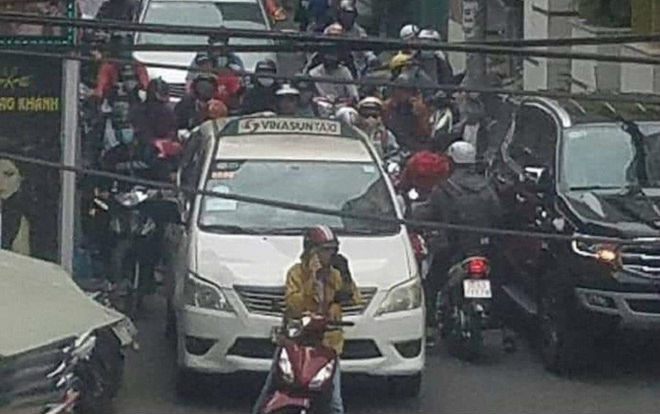 Nữ 'ninja' vô tư chống xe đứng giữa đường nghe điện thoại bỏ mặc dòng xe phía sau kẹt cứng gây bức xúc Ảnh 2