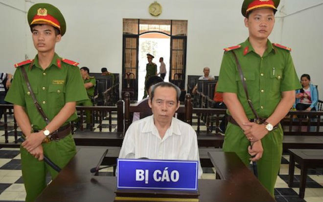 Nhận lời trông coi bé gái hàng xóm, cụ ông 65 tuổi nhiều lần giở trò đồi bại Ảnh 2