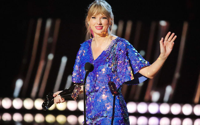 Chú ý trang phục Taylor Swift: Không chỉ là bộ đồ bình thường, nàng 'rắn chúa' còn ngấm ngầm tiết lộ về album TS7? Ảnh 2