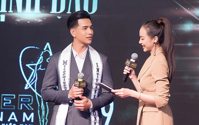 Nam vương Quốc tế 2018 Trịnh Bảo khoe vẻ đẹp như tạc tượng với vest bảnh bao Ảnh 2