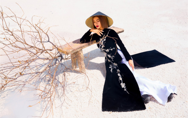 Kim Tuyến diện áo dài cách tân khoe vai trần nõn nà Ảnh 2