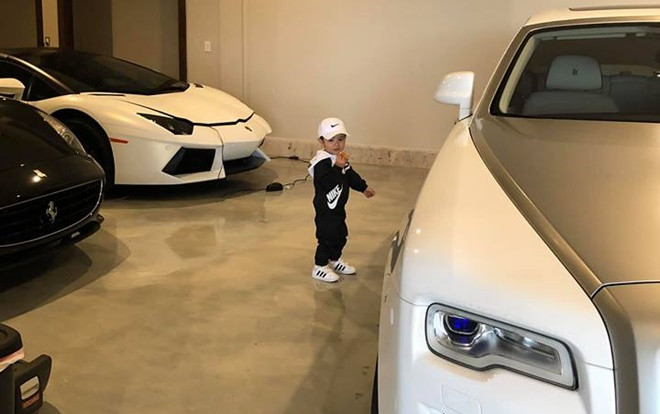 Bà xã Đan Trường khoe khéo dàn xe siêu sang trong ga-ra khiến ai cũng choáng ngợp Ảnh 2