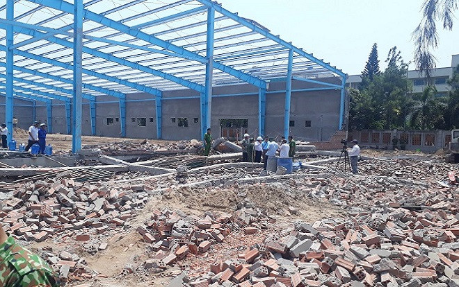 Sập tường công trình ở Vĩnh Long, 5 người tử vong, nhiều người khác đang bị vùi lấp Ảnh 2