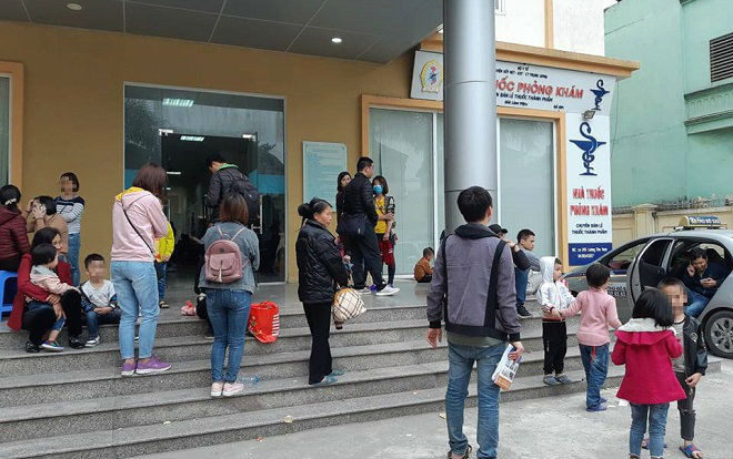 Nghi ăn thịt lợn nhiễm giun sán, hàng trăm học sinh ở Bắc Ninh được người thân đưa đi bệnh viện khám Ảnh 2