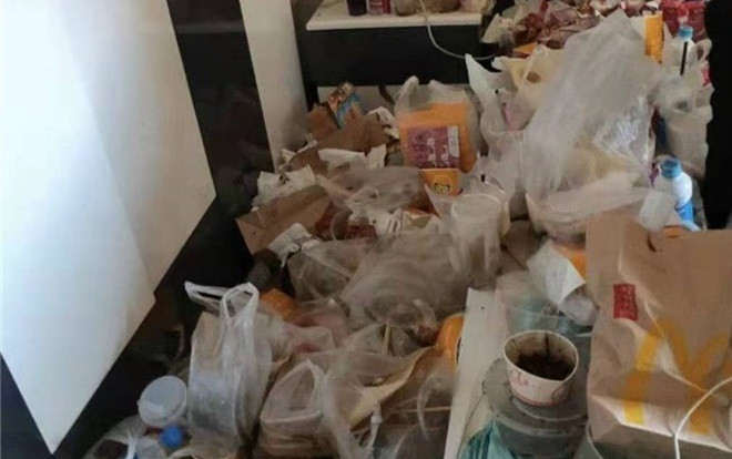 Đẹp trai, học thạc sĩ nhưng phòng trọ của nam sinh này ngập chìm trong rác rưởi đến nỗi không có chỗ bước đi Ảnh 2