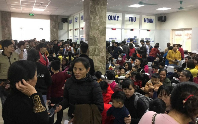 Hàng trăm phụ huynh tiếp tục ôm con vạ vật tại bệnh viện làm thủ tục xét nghiệm vì nghi nhiễm sán lợn Ảnh 2