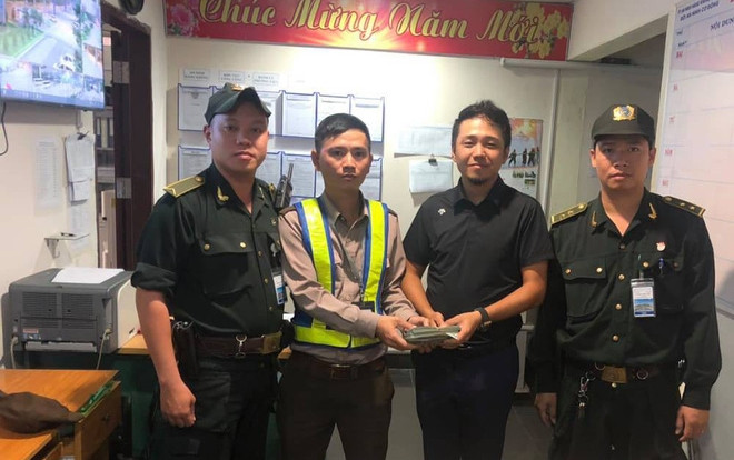 Trả lại 700 triệu cho du khách Trung Quốc để quên ở sân bay Đà Nẵng Ảnh 2