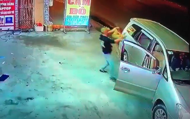 Cưỡi SH trộm chó xưa rồi, giờ còn có kiểu thanh niên chạy xế hộp dùng súng điện bắn trộm chó đang hóng gió Ảnh 2