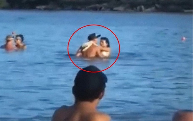 Cặp đôi vô tư 'ân ái' ngay giữa biển, thái độ của những người xung quanh còn đáng kinh ngạc hơn Ảnh 2