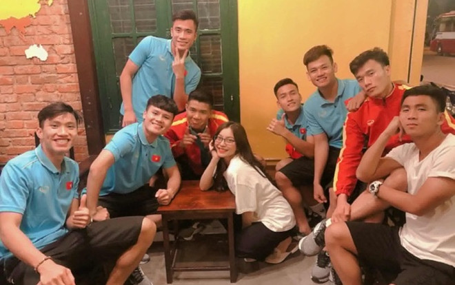 Bạn gái Quang Hải khiến fan ghen tị khi khoe sắc giữa rừng trai đẹp của U23 Việt Nam Ảnh 2