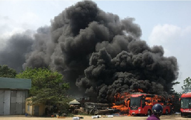 Quảng Nam: Xe giường nằm bốc cháy dữ dội trong bãi đỗ, toàn bộ khung xe cùng nhiều tài sản của khách bị thiêu rụi Ảnh 2