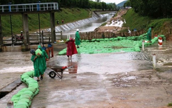 Rủ nhau ra mương bắt cá, 3 em nhỏ đuối nước thương tâm Ảnh 2