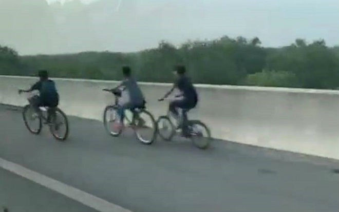 Rùng mình 3 thiếu niên đi xe đạp lạc vào cao tốc TP.HCM - Long Thành - Dầu Giây Ảnh 2