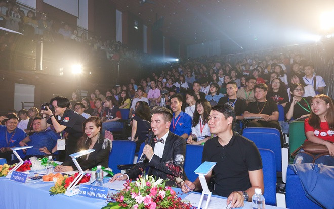 Ông hoàng nhạc Việt Đàm Vĩnh Hưng quẩy hết nấc trong đêm thi tiếng hát sinh viên Luật TP.HCM Ảnh 2