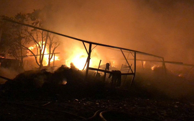 Cháy lớn kho xưởng vải rộng 1.000m2, 13 căn nhà bị cháy xém ở Sài Gòn Ảnh 2