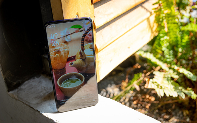 Mở hộp nhanh OPPO F11 Pro tại Việt Nam với camera trước 'thò thụt' và thân máy đổi màu độc đáo Ảnh 2