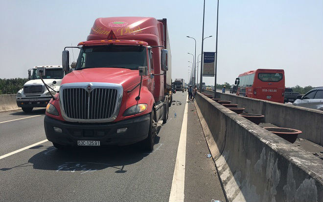 Xe tải đâm đuôi container trên cao tốc khiến tài xế và phụ xe tử vong, 1 người khác bị thương nặng Ảnh 2