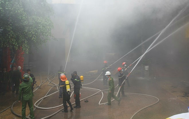 Cháy tổ hợp khách sạn quán karaoke lớn nhất thành Vinh: Phát hiện một nữ nhân viên tử vong trong nhà vệ sinh Ảnh 2