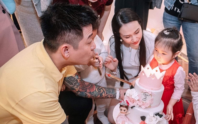 Vòng Giấu mặt The Voice cận kề, Tuấn Hưng vẫn 'tròn vai' ông bố gương mẫu đón tuổi mới cùng 'công chúa' nhỏ Ảnh 2