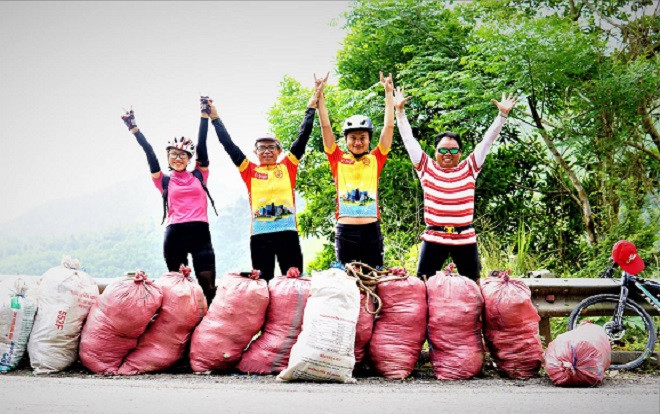 Nhóm bạn trẻ Đà Nẵng đạp xe hơn 85km, leo núi để thực hiện 'Thử thách dọn rác' khiến dân mạng trầm trồ Ảnh 2