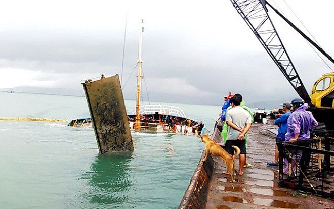 Chìm tàu hút trên sông Gò Gia, 1 người mất tích, 3 người được cứu sống Ảnh 2