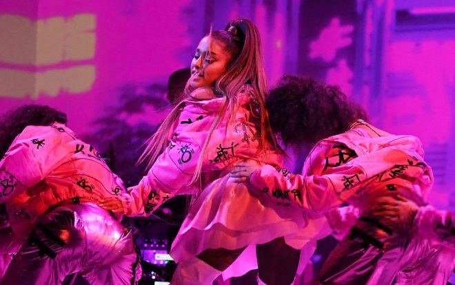 Bạn đã chờ bao lâu cho màn live 7 Rings đầu tiên từ Ariana Grande? Clip đó có tại đây! Ảnh 2