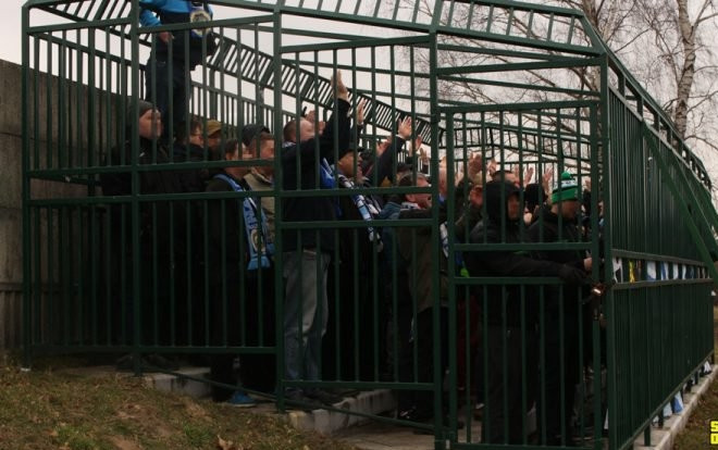 Kỳ lạ: Đi cổ vũ bóng đá, cổ động viên bị nhốt vào chuồng như thú hoang Ảnh 2