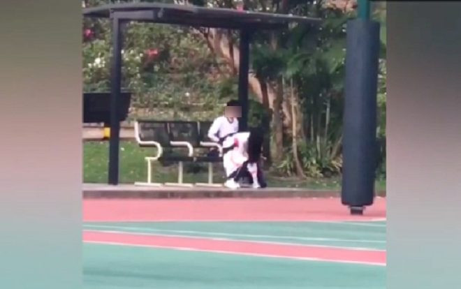 Cặp đôi khiến nhiều người đỏ mặt khi thản nhiên thân mật quá mức giữa sân bóng có đông người qua lại Ảnh 2