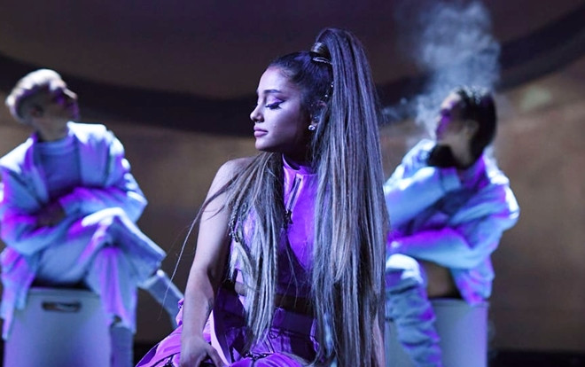 Sự cố 'dở khóc dở cười' đêm mở màn Sweetener World Tour: Ariana Grande… quên mang mic lên sân khấu Ảnh 2