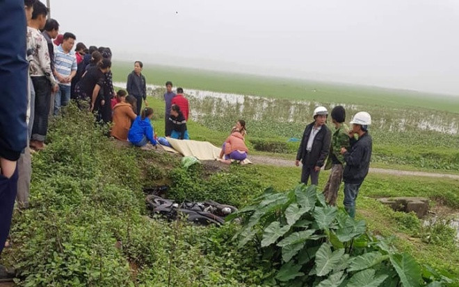 Phát hiện thi thể nam thanh niên cạnh chiếc xe máy bên bờ mương ngoài đồng Ảnh 2