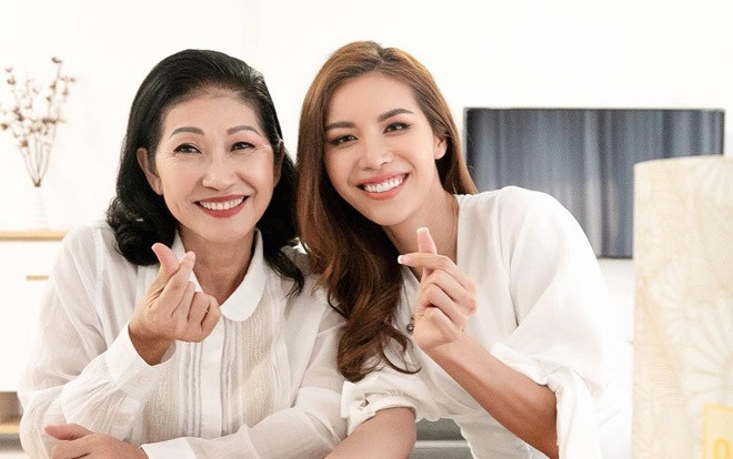 Lịm tim trước chùm ảnh siêu ngọt ngào mới tinh của Minh Tú và mẹ Ảnh 2