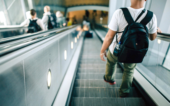 Tại sao các bậc trên thang cuốn lại có nhiều đường kẻ dọc nổi lên chứ không bằng phẳng? Ảnh 2