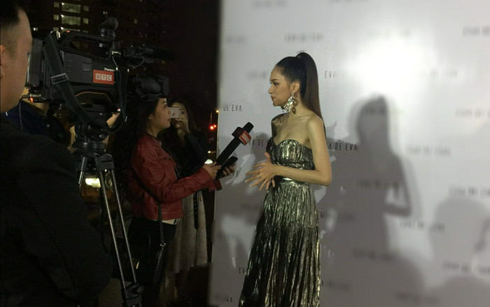 Hương Giang hóa nữ thần trên thảm đỏ, vui vẻ giữa vòng vây fan hâm mộ Ảnh 2