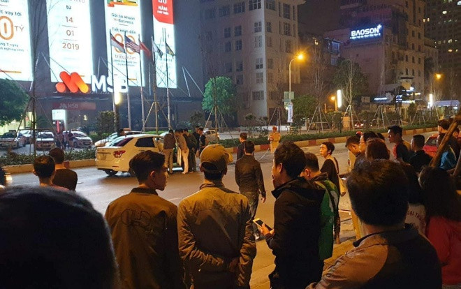 Va chạm giao thông, tài xế ô tô rút dao đâm nam thanh niên ngã gục trên phố Ảnh 2