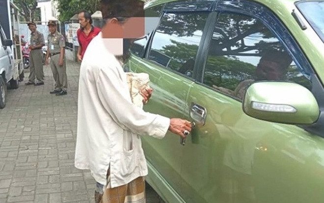 Đi ăn xin nhưng có hẳn ô tô riêng, người đàn ông bị dân tình 'ném đá' dữ dội Ảnh 2