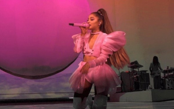 Tin được không, Ariana Grande diện đồ của NTK gốc Việt lên sân khấu! Ảnh 2