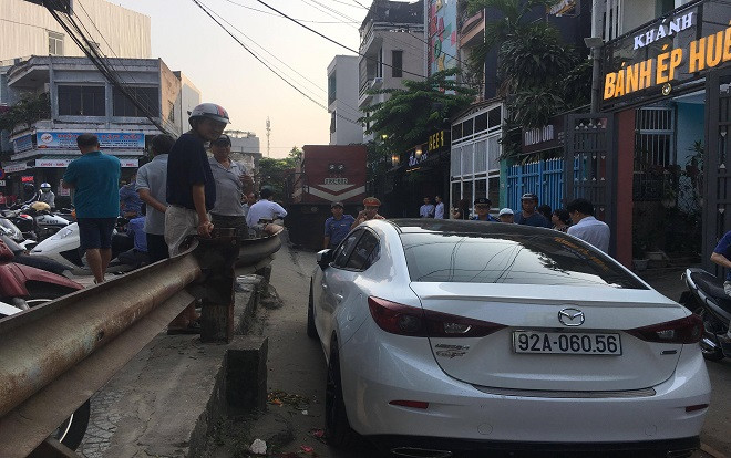 Đỗ ôtô giữa đường ray khiến đầu tàu lửa mắc kẹt gần 2 tiếng, tài xế bị phạt 4 triệu đồng Ảnh 2