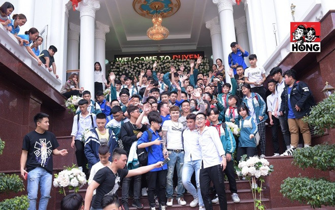 Khá Bảnh bất ngờ được học sinh vây quanh chụp ảnh như thần tượng khi xuất hiện trên phố Ảnh 2