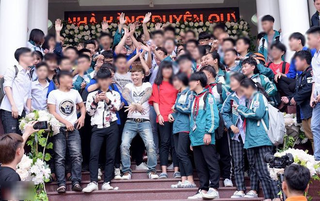 Nhìn cảnh học sinh đón tiếp Khá Bảnh, tôn sùng như thần tượng, những người làm giáo dục nói gì? Ảnh 2