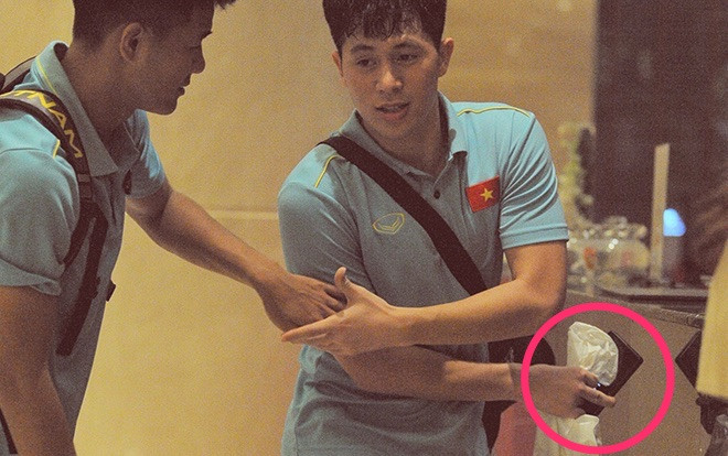 Đình Trọng bị đồng đội phạt 200.000 đồng, lý do đằng sau khiến ai cũng bất  ngờ Ảnh 2