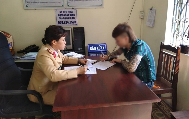 Khá Bảnh bị phạt 5,5 triệu đồng, tước giấy phép 2 tháng vì đỗ ô tô dàn hàng ngang chụp ảnh trên cao tốc Ảnh 2