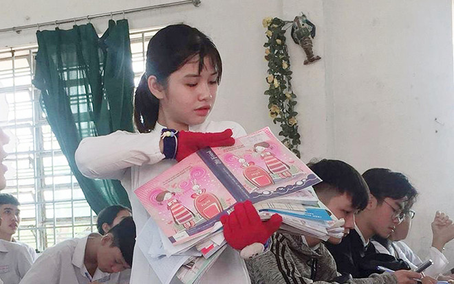 Đi thu bài tập với đôi găng tay đỏ che giấu việc làm nail, nữ sinh bỗng trở thành gương mặt sáng nhất MXH Ảnh 2