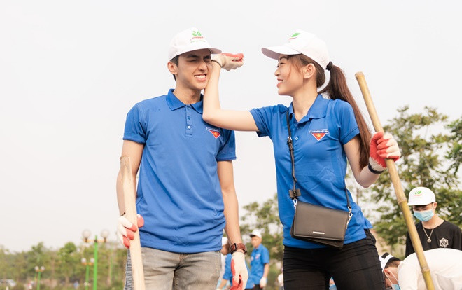 Á hậu Phương Nga và Bình An liên tục chăm sóc cho nhau khi tham gia hoạt động cộng đồng Ảnh 2