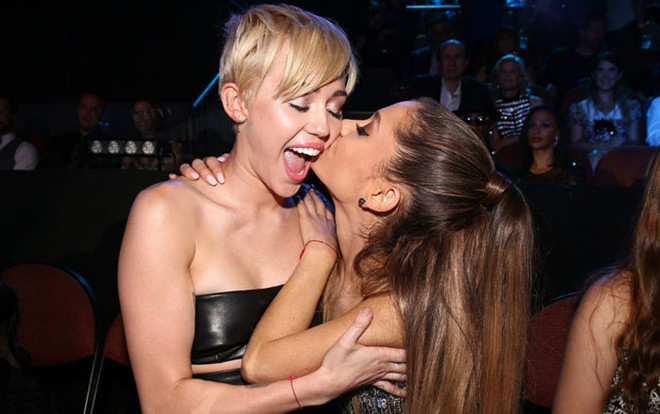 Thân thiết đến mức này, sao vẫn chưa thấy sản phẩm hợp tác Miley Cyrus và Ariana Grande? Ảnh 2