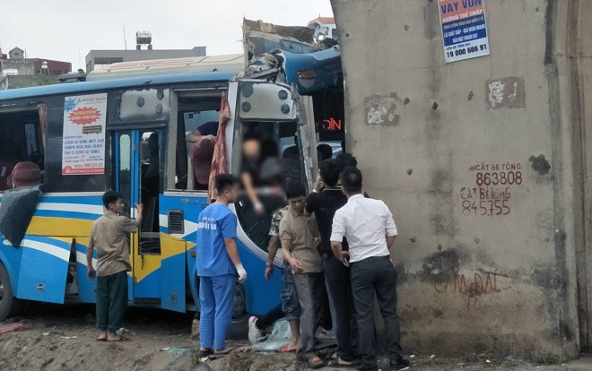 Xe khách lao qua dải phân cách đâm vào trụ cầu vượt, 4 người nhập viện cấp cứu Ảnh 2