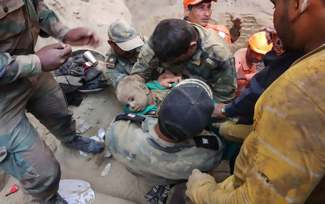 Cuộc giải cứu nghẹt thở bé trai mắc kẹt dưới giếng sâu 18 m sau hai ngày Ảnh 2